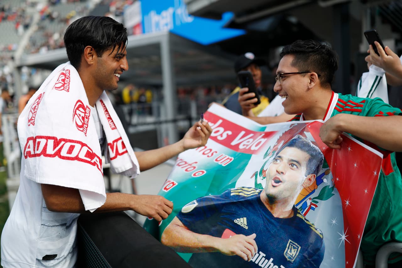 Al final del partido Carlos Vela tuvo tiempo de compartir con los fanáticos mexicanos en el Audi Field.
