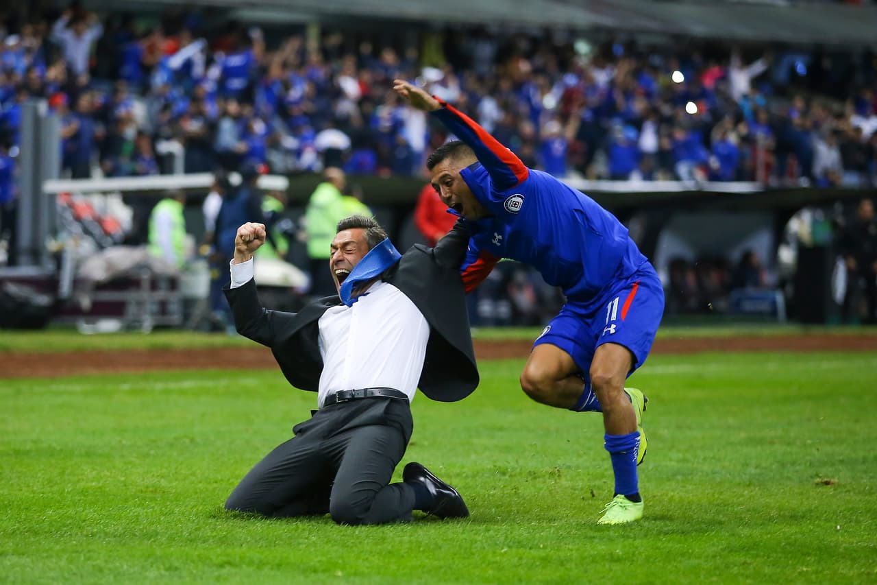 El impulso de Caixinha llevó al propio jugador celeste al terreno de juego al mismo tiempo.