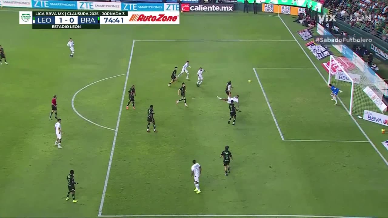 ¡Brutal atajada de Jurado! El portero de Juárez saca el balón a una mano