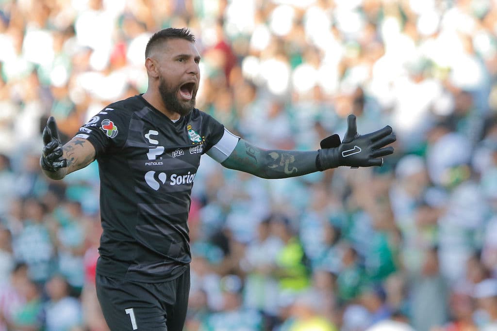 Jonathan Orozco, de Santos Laguna, pese a su veteranía (33 años), es otro portero que hay que considerar dentro de la baraja de los más capaces en la Liga MX. La temporada anterior apenas se perdió un partido del Clausura 2019.