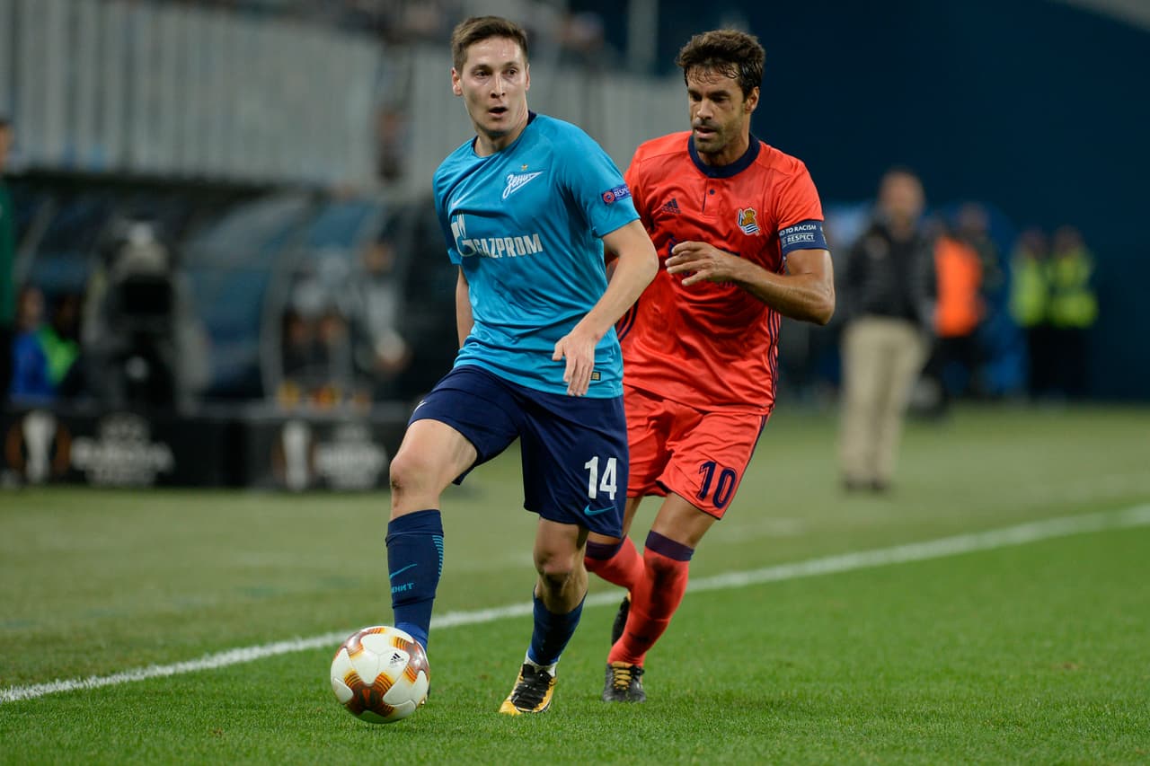 Zenit St. Petersburg's midfielder from Russia Daler Kuzyaev (L) and Real Sociedad's midfielder from Spain Xabier Prieto vie for the ball during the UEFA Europa League Group L football match between FC Zenit and Real Sociedad de Futbol in Saint Petersburg on September 28, 2017. / AFP PHOTO / Olga MALTSEVA (Photo credit should read OLGA MALTSEVA/AFP/Getty Images)