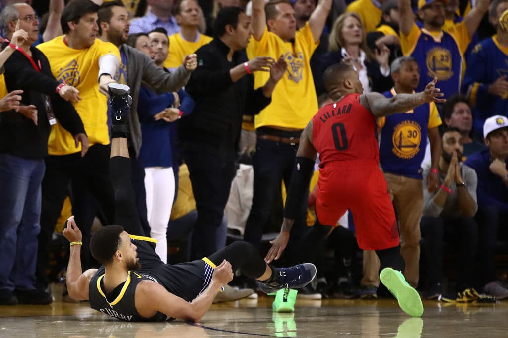 Con 37 Puntos Stephen Curry rescató de una posible derrota a los Golden State Warriors al llevarse el Juego 2 de la Final de la Conferencia del Oeste en Oracle Arena por 114-111 sobre unos Portland Trail Blazers que dieron un gran juego, pero que no fue suficiente para arrancarle la victoria a los campeones de la NBA. Tuvo Portland ventaja de 15 puntos al medio tiempo y de ocho en el cuarto periodo, pero todo se derrumbó para los visitantes.