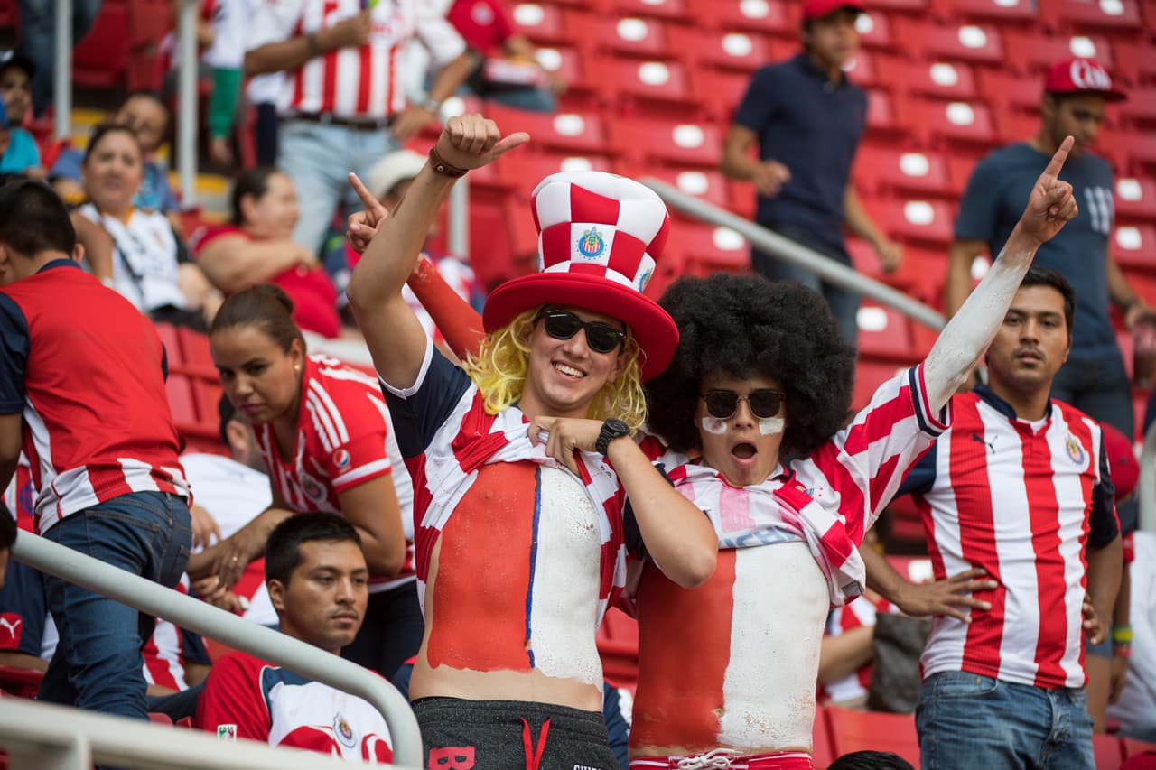Aficionados de Chivas y Tigres disfrutaron de un gran espectáculo. Música, carne asada, sombreros, maquillajes, máscaras y banderas fueron la constante en el Estadio Chivas.