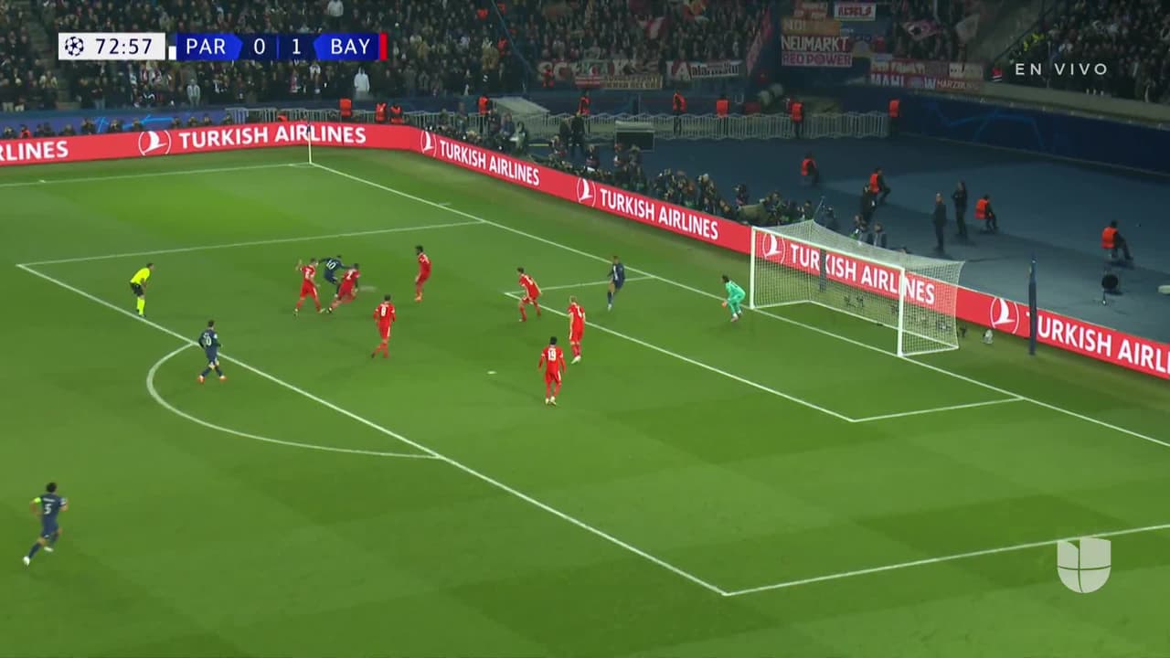 ¡TIRO ATAJADO! disparo por Kylian Mbappé.