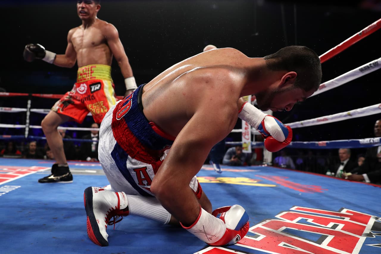 Ali va a la lona ante los golpes de Jessie Vargas