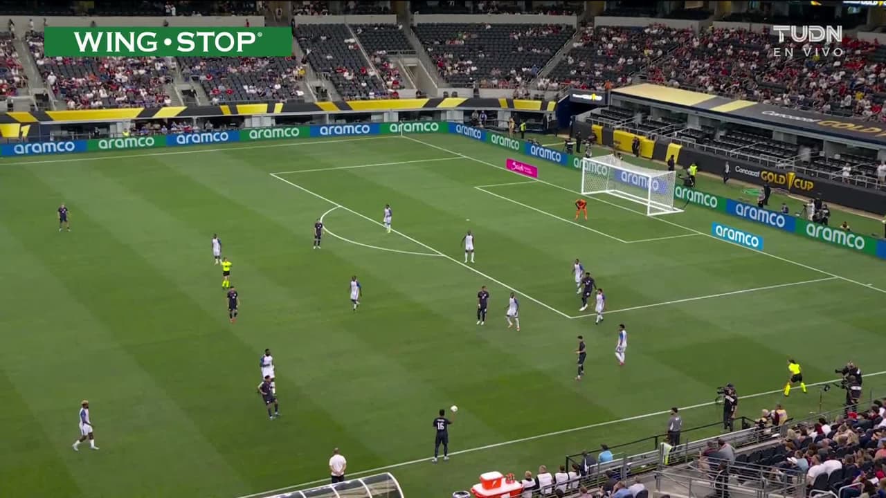 Arranca el partido y la pelota está en juego.