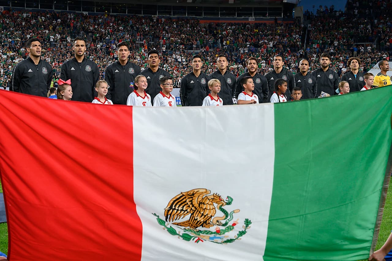 Atentos los jugadores mientras se entonaron las notas del Himno Nacional de México.