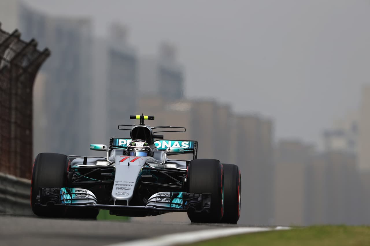 El inglés Lewis Hamilton (Mercedes) saldrá primero en el Gran Premio de China, donde relegó al segundo puesto de la calificación al alemán Sebastian Vettel (Ferrari).