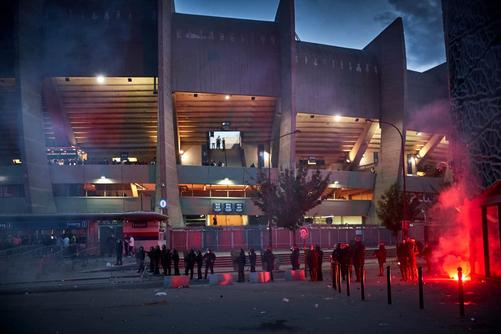 Luego de que el Paris saint Germain perdiera la final de la UEFA Champions League frente al Bayern Múnich, los ultras de los franceses salieron a las calles de París a causar destrozos.
