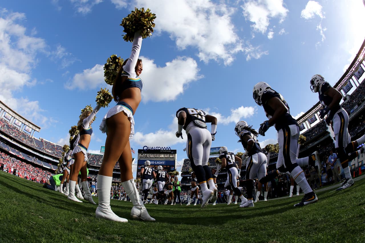 La belleza impactante de las animadoras y la pasión incontenible de los fanáticos le dio alegría a la tradicional jornada del Año Nuevo.