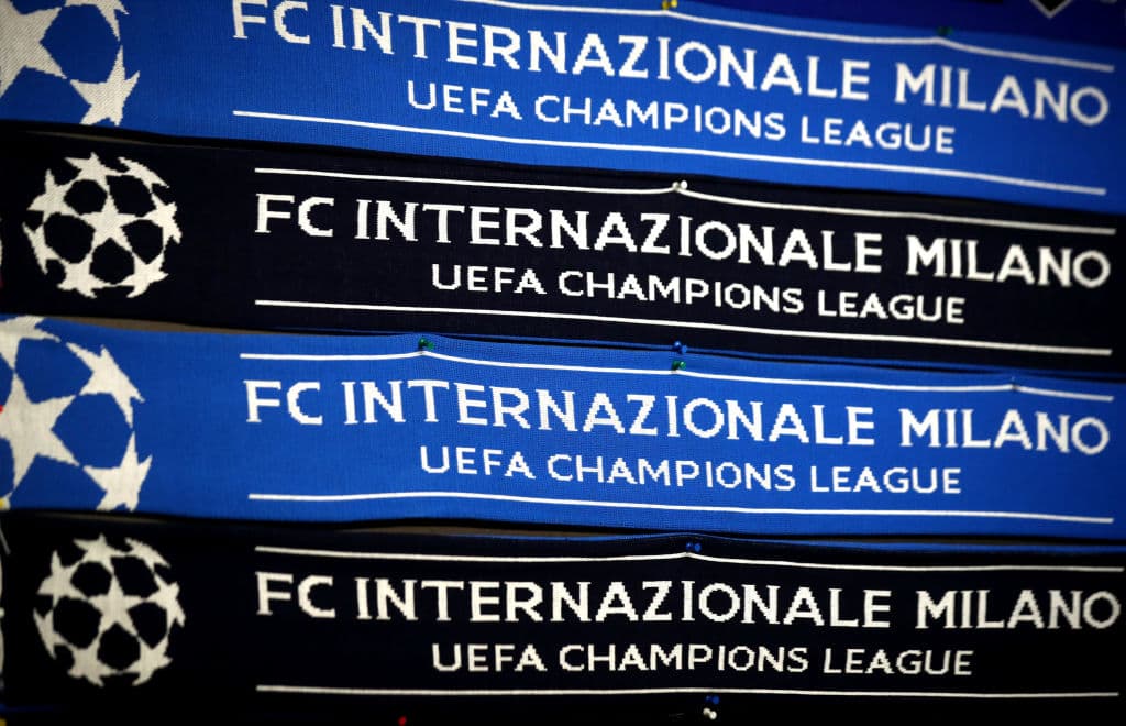 Nunca puede faltar el souvenir, el recuerdo de ese momento histórico y memorable. Uno de estos artefactos prolonga la remembranza.