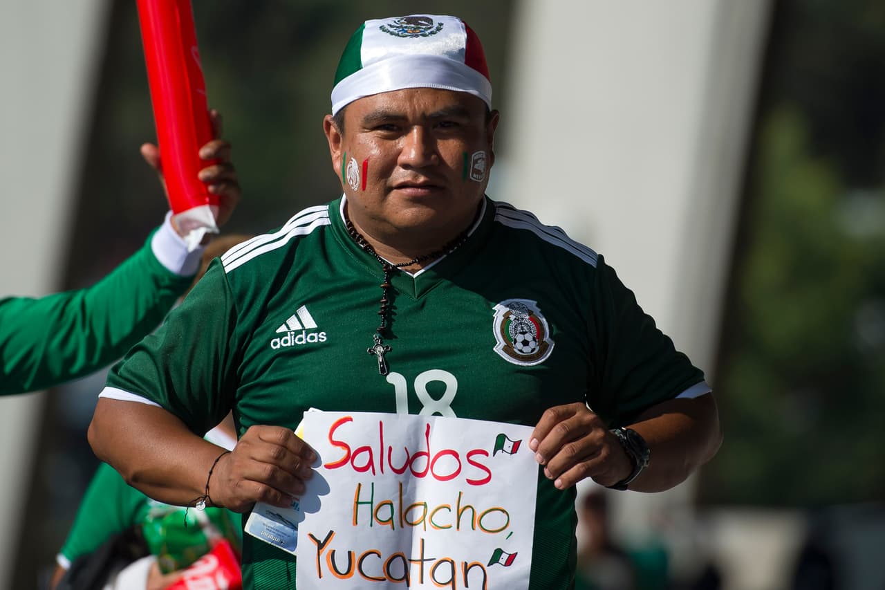 Las banderas, los atuendos típicos y el verde, blanco y rojo se hicieron presentes en el Estadio Azteca. Como siempre, la afición mexicana respondió para apoyar a la Selección.