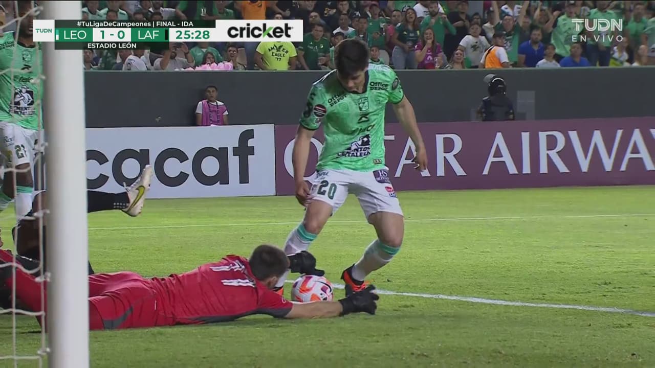 Error de McCarthy casi acaba en el segundo gol de León