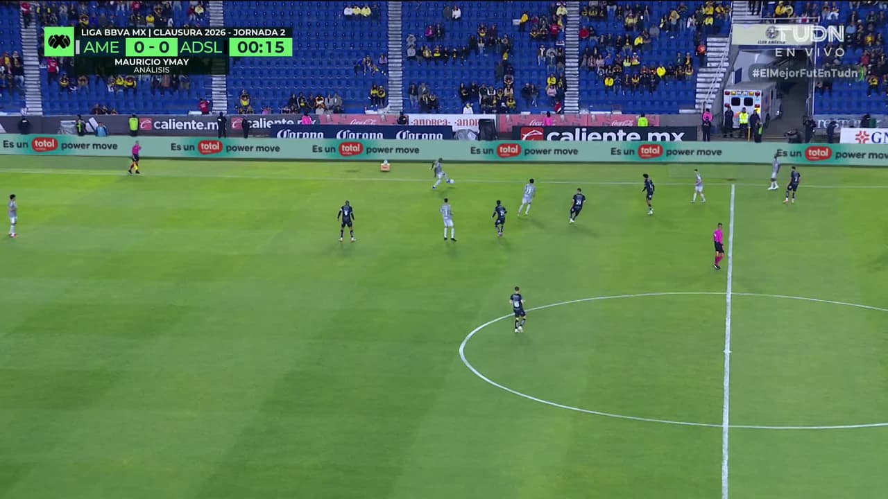 Arranca el partido y la pelota está en juego.