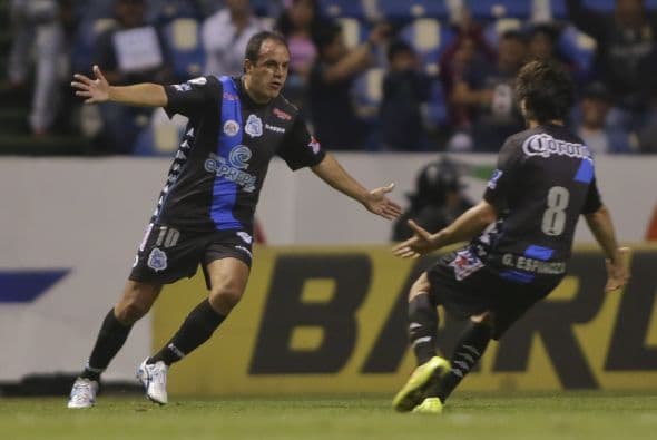 El veterano mexicano sigue regalando pinceladas de buen fútbol con el Puebla, con los camoteros el ‘Cuauh’ se despachó con dos goles (uno de penal y otro de tiro libre) ante Santos a sus 41 años.