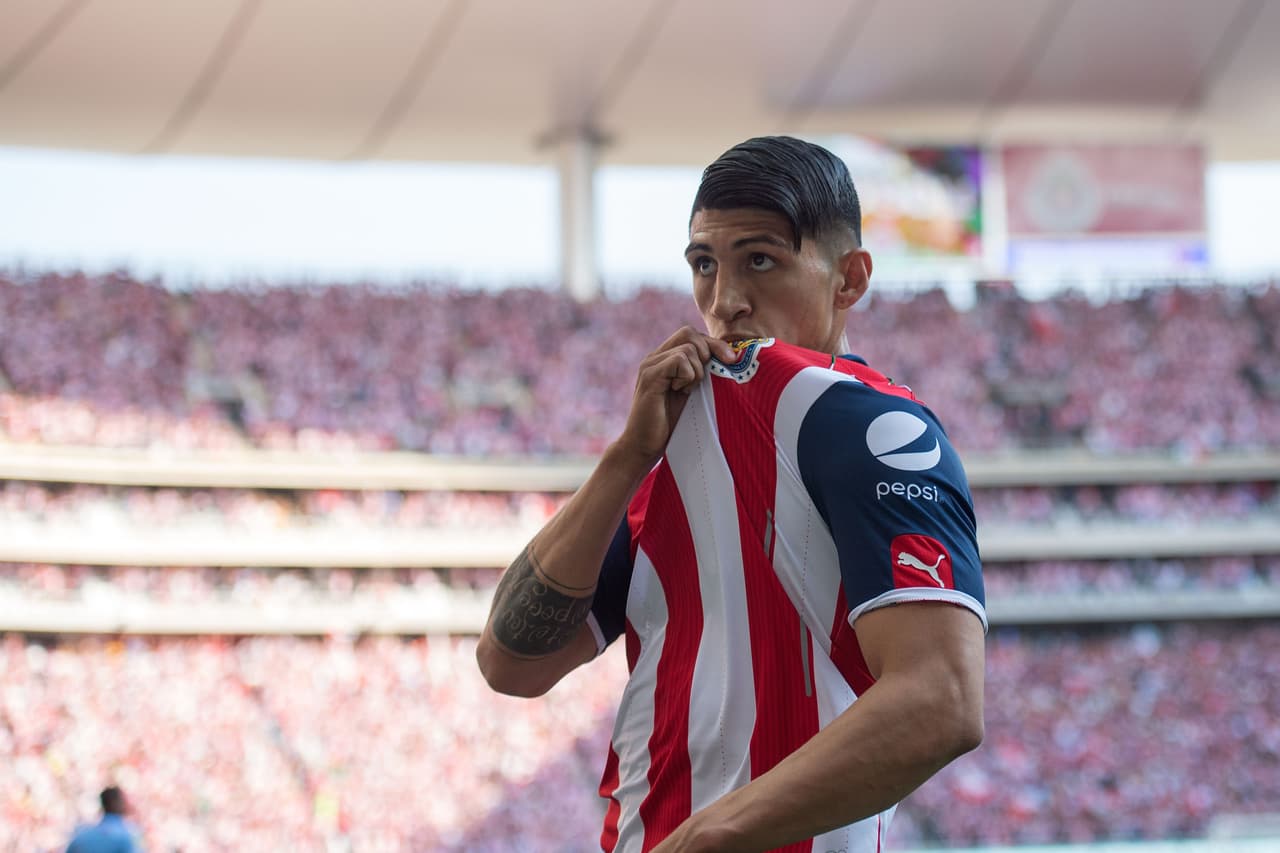 Alan Pulido hizo 34 goles con el 'Rebaño Sagrado', superando los 26 tantos de Javier 'el Chicharito' Hernández. Te dejamos el Top 10 de goleadores de Chivas en torneos cortos.