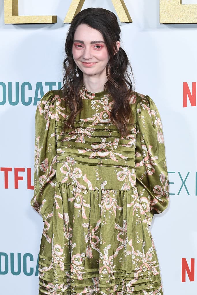 "Me encanta escribir estos personajes", dijo. "Es un conjunto tan grande y creo que el tema del programa, en términos de sexo y relaciones, realmente ofrece infinitas oportunidades para la historia. Creo que el show definitivamente tiene piernas si Netflix es lo suficientemente amable como para dejarme seguir escribiendo y dejar que Ben siga dirigiéndose”.
<br>