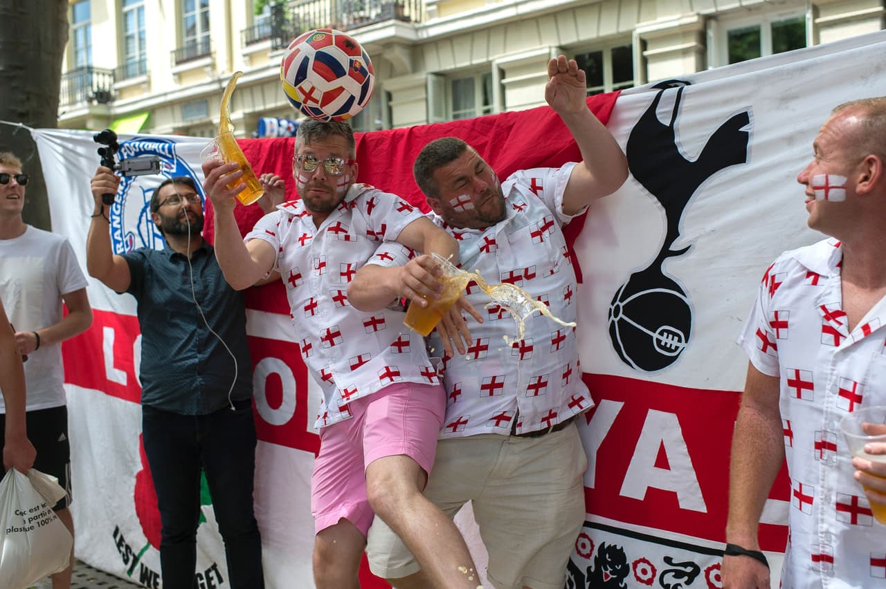 ¿O la cerveza o el balón?