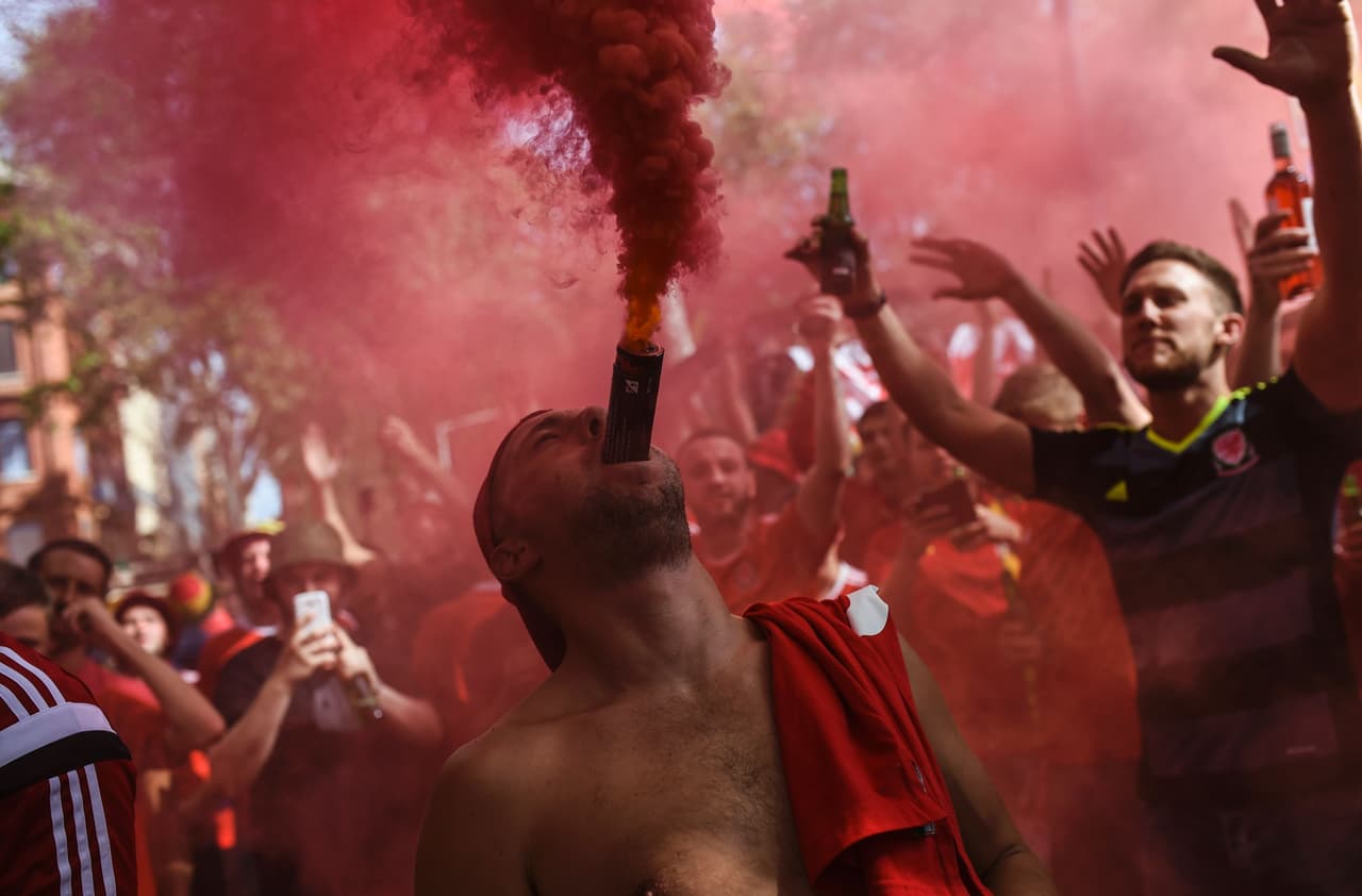 Los de Gales pusieron el toque de color en las calles de Francia.