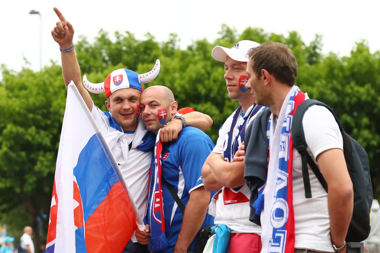 Los eslovacos poniendo la fiesta fuera del estadio Geoffroy Guichard en Saint-Etienne.
