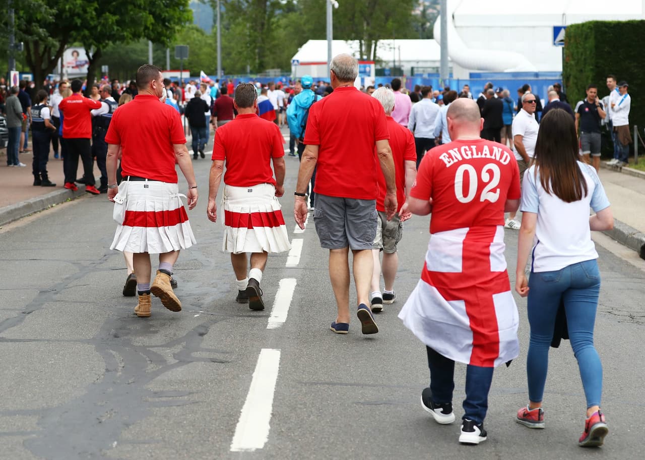 Los aficionados camino a los encuentros de la 11 jornada de la Eurocopa 2016 en Francia.