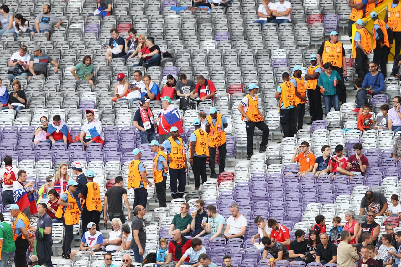 Valla humana en el duelo Rusia vs. Gales.