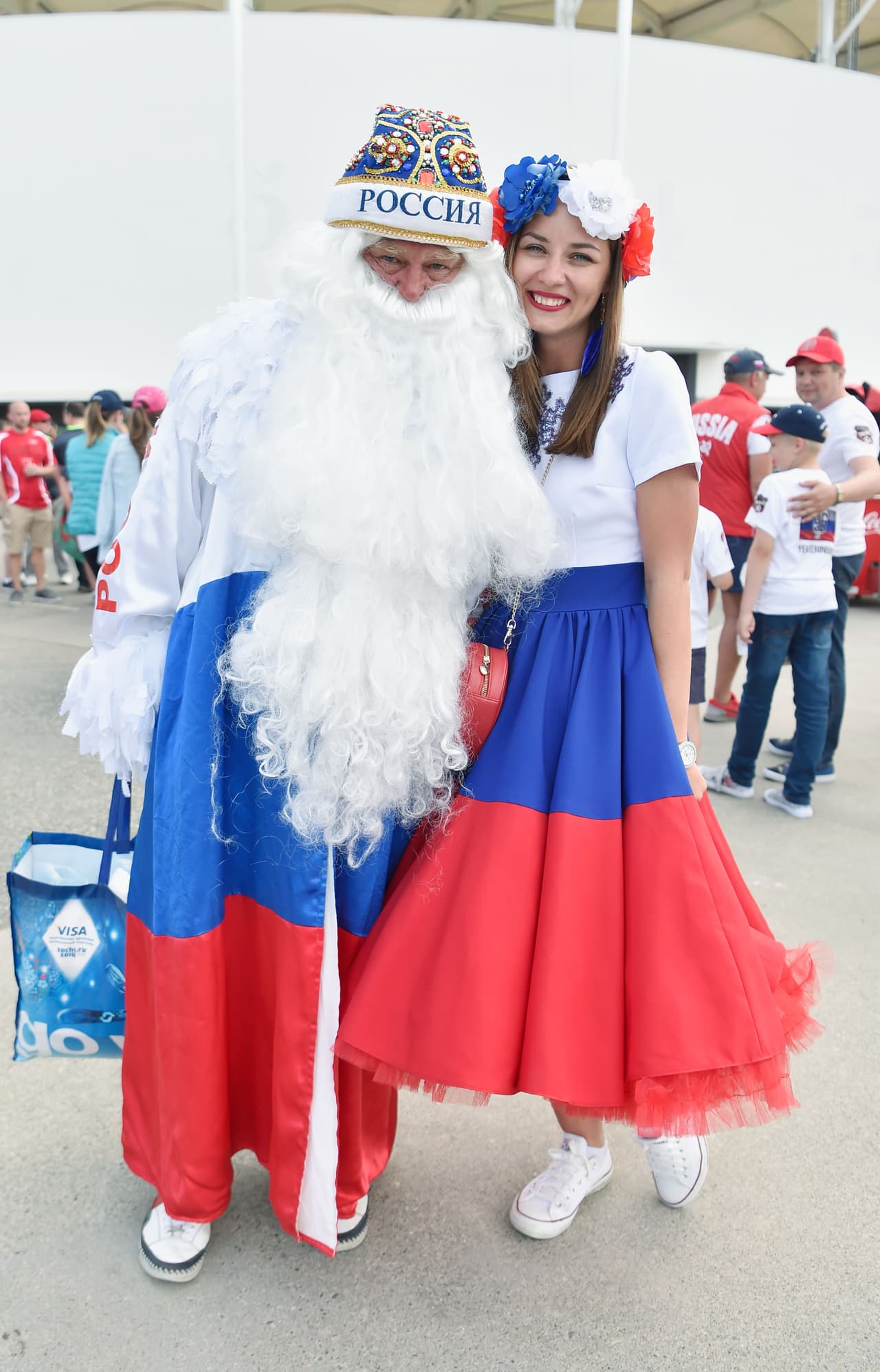 Los trajes típicos de Rusia fuera del Estadio Toulouse.