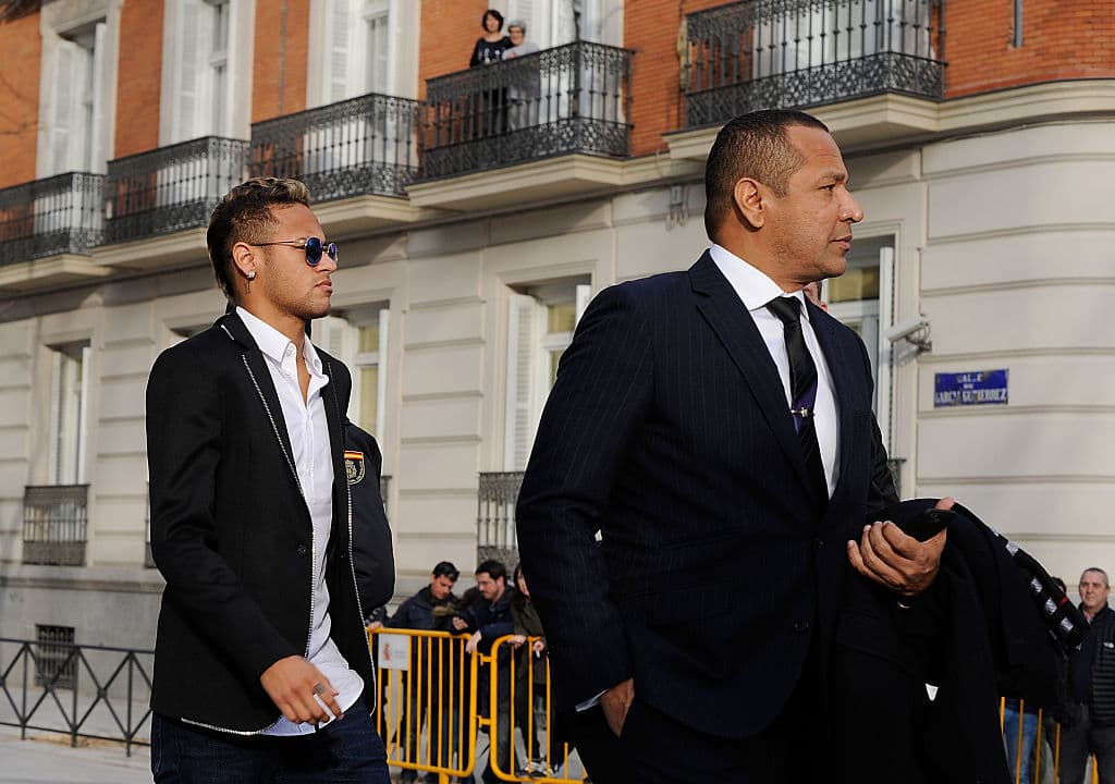 Neymar Santos, padre del futbolista, es personaje clave en la carrera del jugador y de las decisiones de su futuro deportivo.