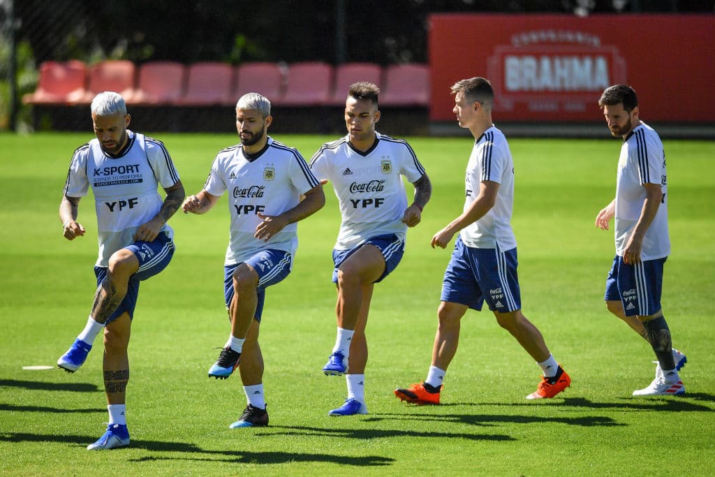 La Selección de Argentina se entrenó de cara a su partido ante Paraguay, a la que se enfrentará este miércoles en el Estadio Mineirao con la imperiosa necesidad de resarcirse tras un atroz debut en la Copa América ante Colombia que resultó en derrota por 2-0. Las expresiones de Lionel Messi y compañia reflejaron el sentir, el ánimo en el vestidor de la albiceleste. Las gesticulaciones durante la conferencia de prensa de Lionel Scaloni, entrenador argentino, reafirmaban el momento tenso que vive su equipo. ¿Podrán mejorar su ánimo?