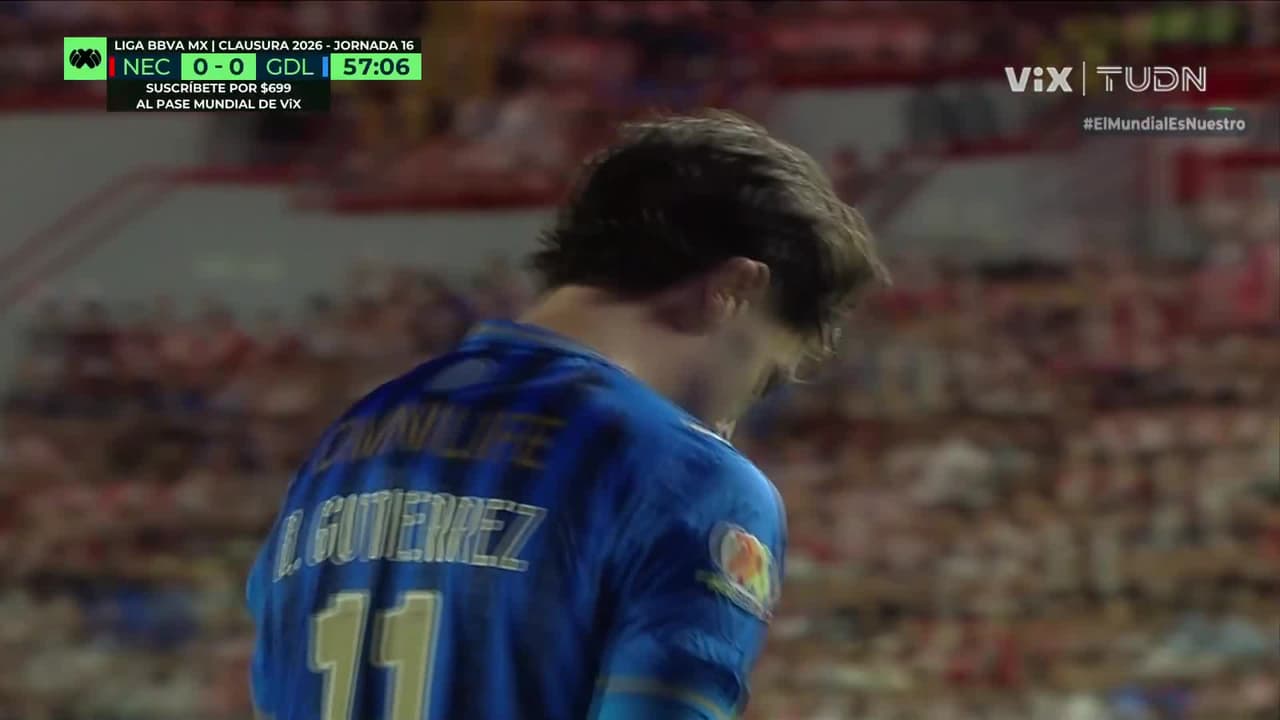 ¡El oso de la jornada! Brian Gutiérrez mandó su disparo por encima de la portería