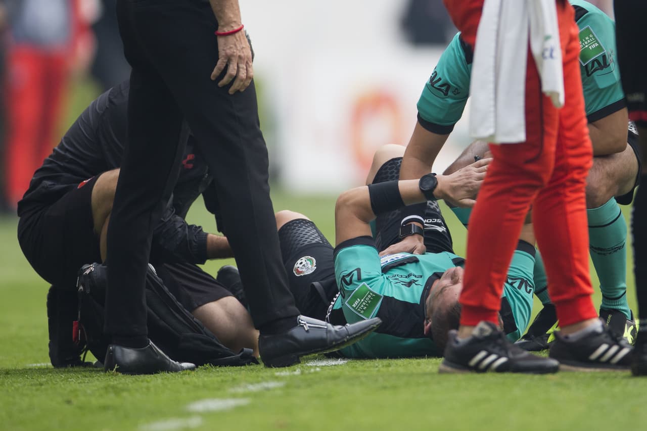 Árbitro sufre rotura de ligamento grado 3 por recorrer cancha