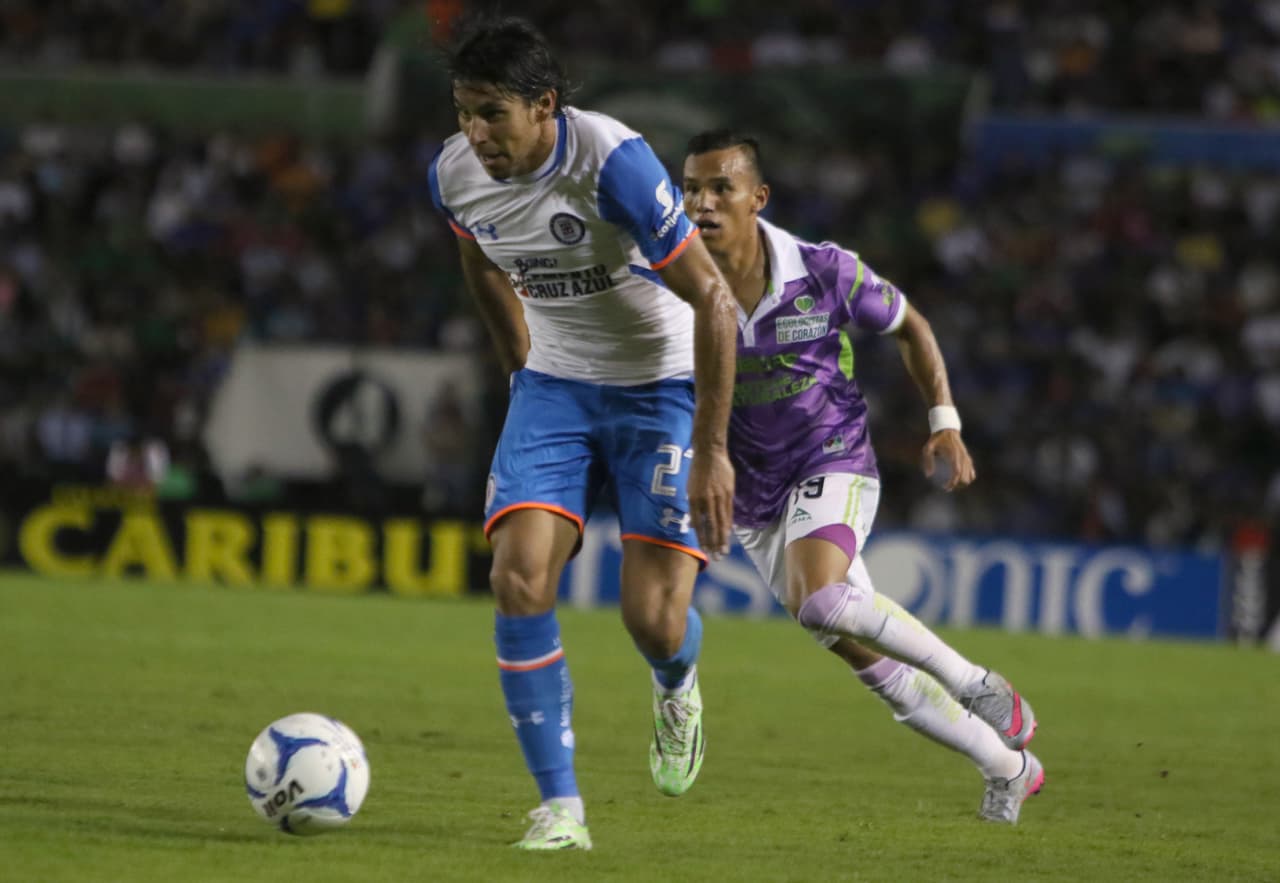 El paraguayo Daniel Benítez llegó a Cruz Azul esta temporada y no ha logrado ser el delantero que la afición y el equipo esperaba ya que no ha tenido los suficientes minutos en el campo por su bajo rendimiento.