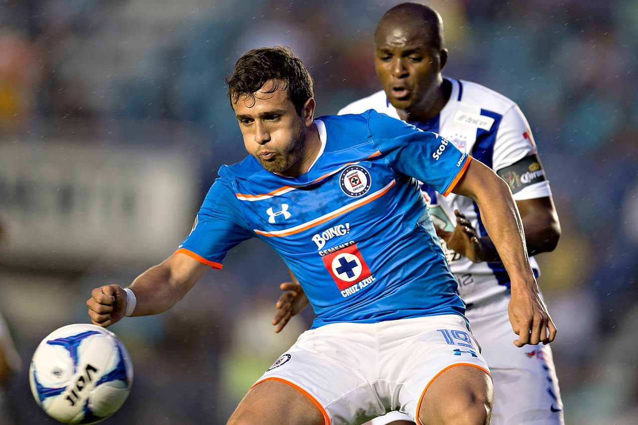 Jerónimo Amione es otro de los delanteros de la Máquina que ha estado desaparecido del torneo, ya que no ha logrado formar parte del once de Sergio Bueno. Amione solo ha disputado un partido con Cruz Azul.