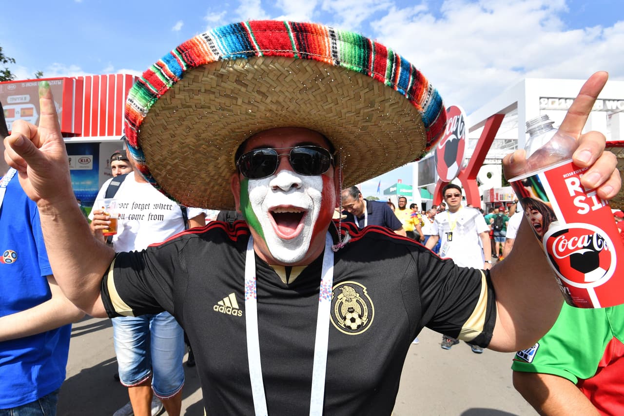 Los fanáticos de México sobresalieron frente a los de Alemania por sus atuendos, que entre sombreros, pinturas y demás, sin duda fueron más llamativos en medio del debut del grupo F del Mundial.