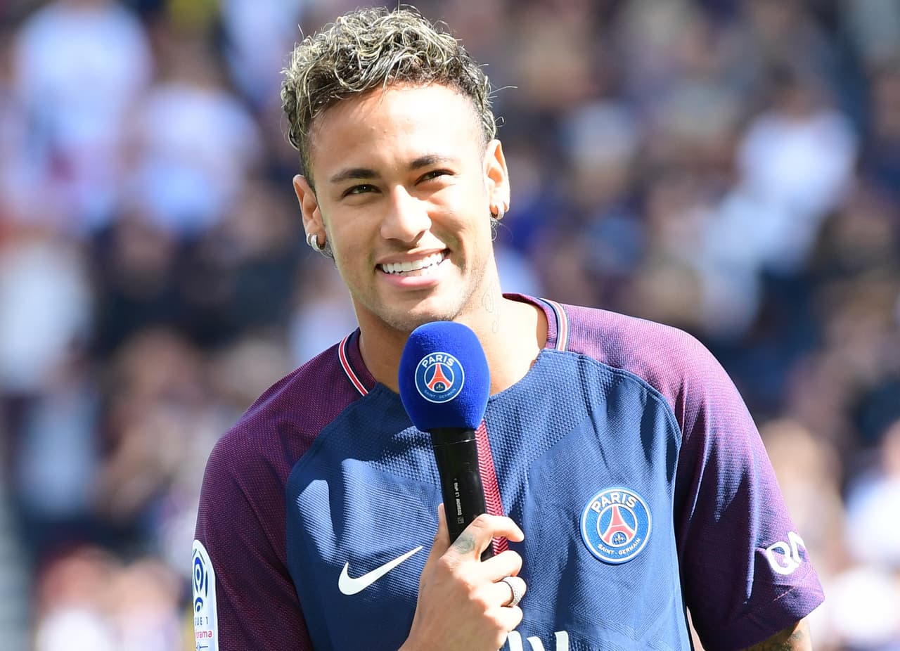 "Estoy feliz, encantado con este nuevo desafío. Necesitaré vuestro apoyo", dijo Neymar a sus aficionados en la presentación.