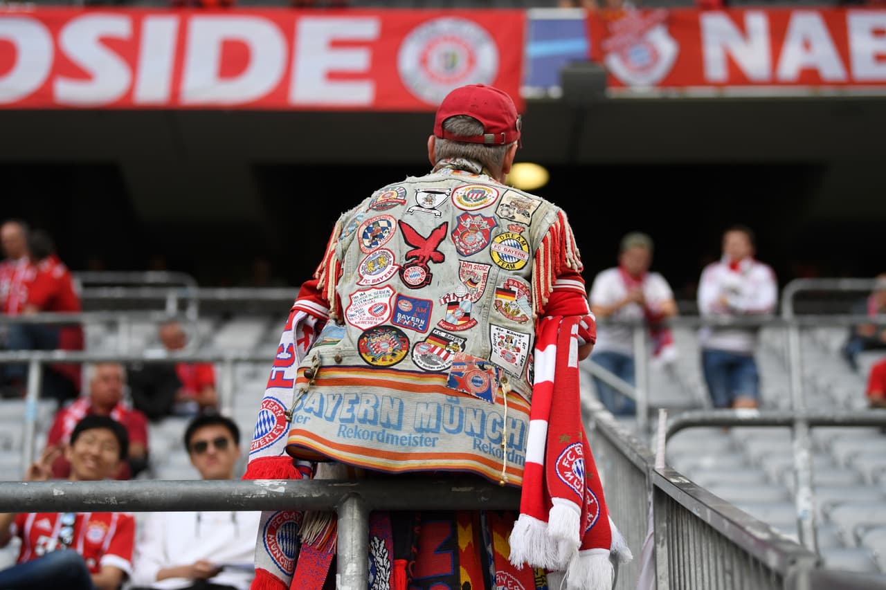 La fiesta de los fanáticos está vestida de color, alegría, compromiso y pasión en este duelo de ida de la semifinal de Championes League entre Bayern Munich y Real Madrid en Alemania.