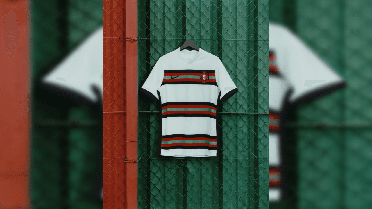 La playera de visitante es espectacular con un color base verde azulado que se inspira en el uniforme del 2016 del equipo, y las franjas horizontales gruesas con bloques de color se tomaron de la camiseta de entrenamiento del 2018.