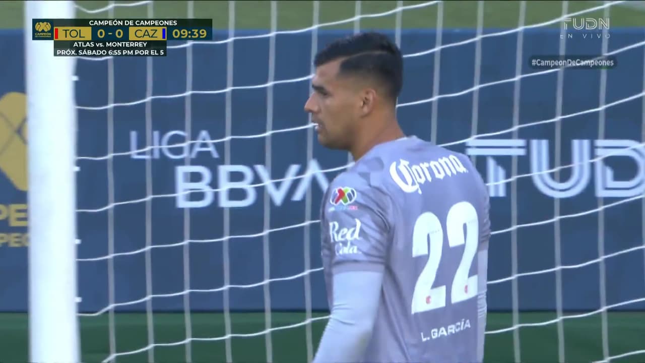 ¡Luis García a nada del oso luego de un trallazo que era el primero para Cruz Azul!