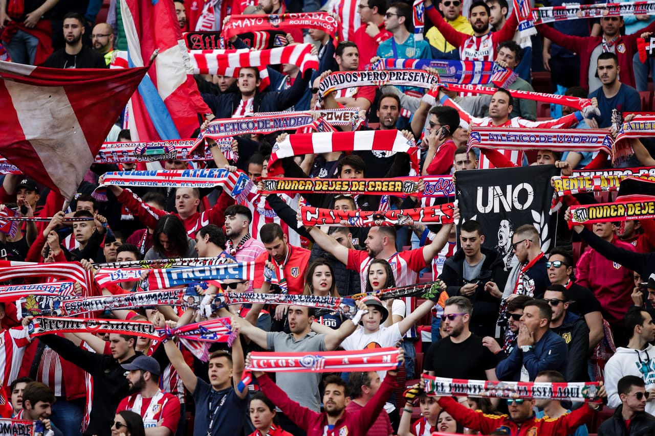 Al estadio madrileño llegaron miles de personas alentando un triunfo que mantuviese a su equipo en la lucha por el liderato con el Barcelona.