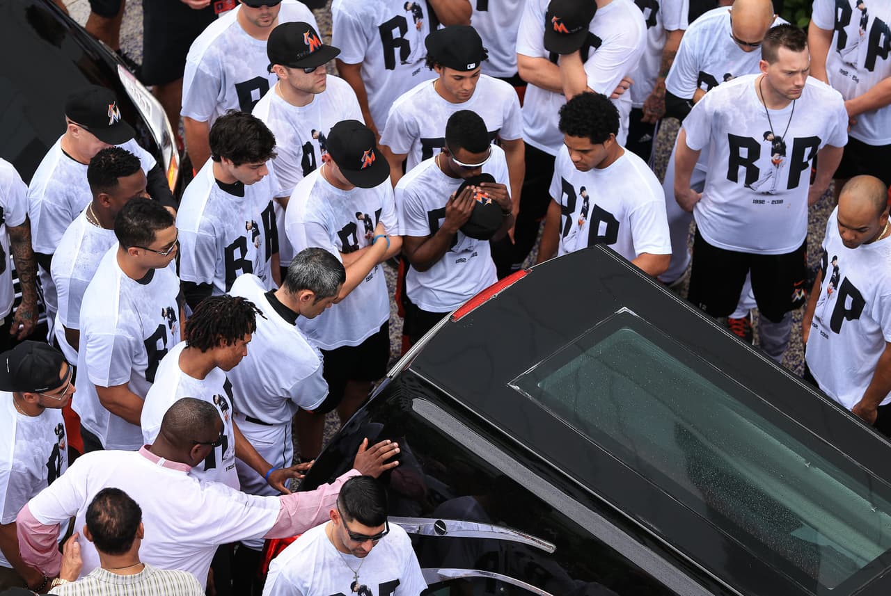 En el emotivo acto participaron jugadores y fanáticos, que se reunieron para despedir a José Fernández.