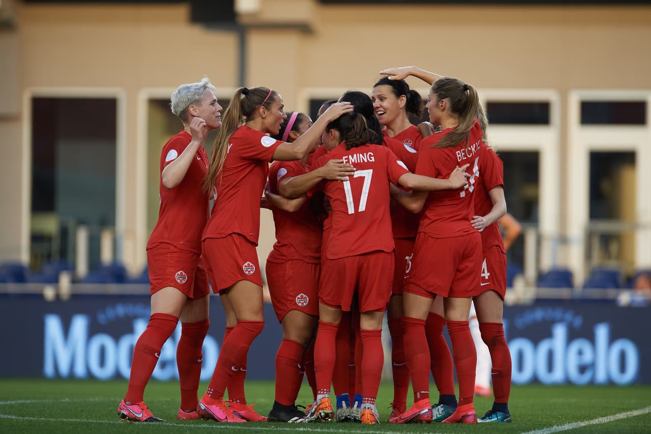 Con goles de Christine Sinclair y Shelina Zardorsky, Canadá le gana a México y asegura el liderato del grupo B.