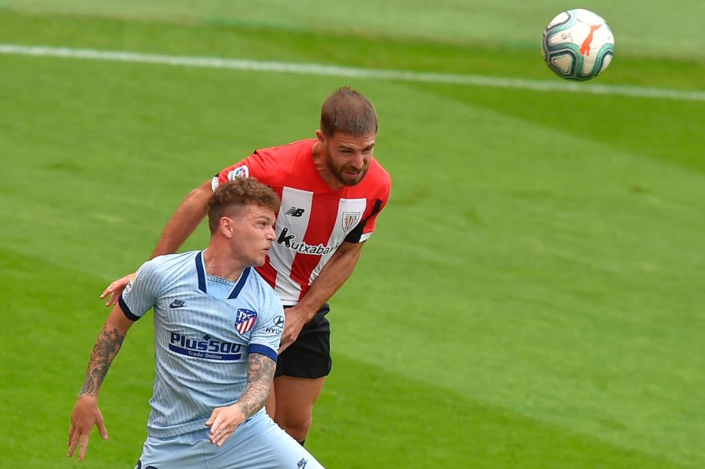 Duelo aéreo entre Kieran Trippier y Yeray Alvarez, el juego arranca movido.