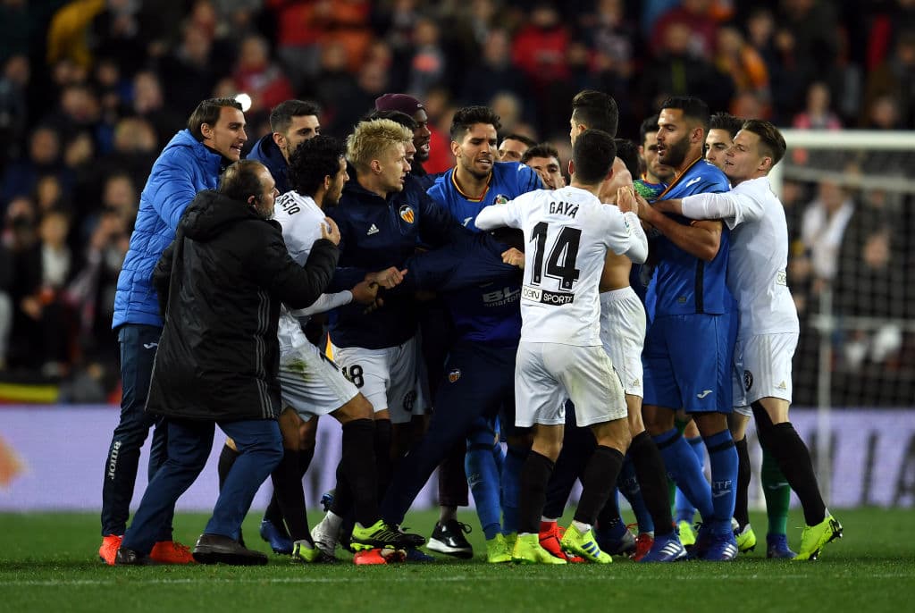 Para darnos una idea de los caldeado, rijoso y complicado que fue el partido en términos de disciplina, se mostraron un total de 13 tarjetas, 12 de ellas amarillas.