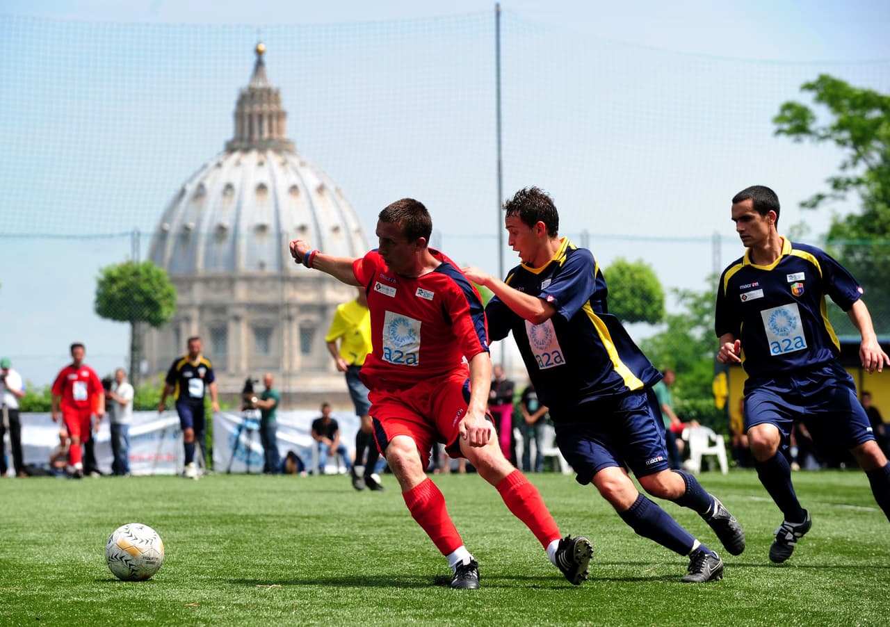 En esa ocasión, todos los jugadores llevaron en sus camisetas la leyenda: “El Papa Francisco es mi capitán”.
