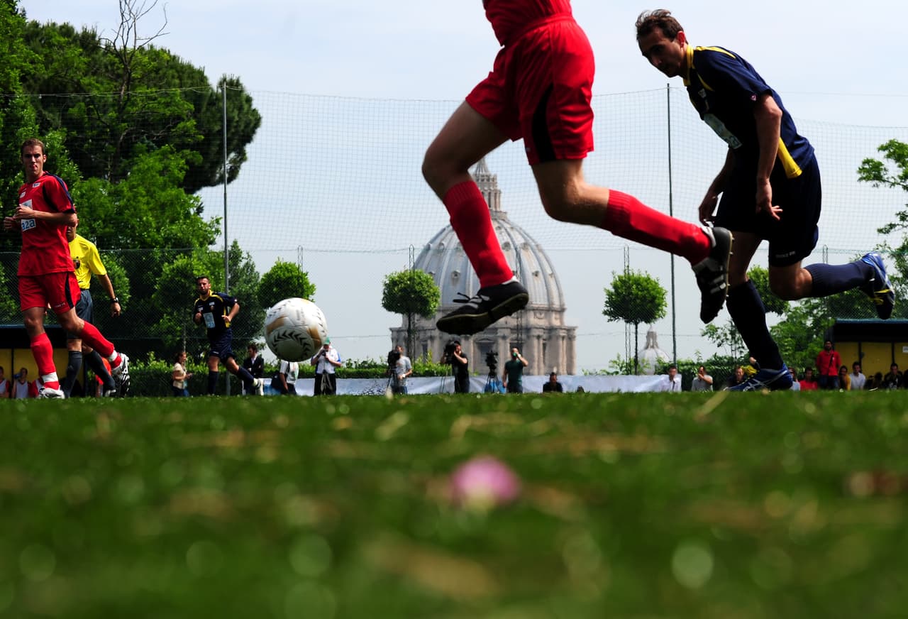 Tiene mucho que resolver antes de que su afiliación a la FIFA o a la UEFA sea posible. Generalmente ha sido integrada por la Guardia Suiza que únicamente cuenta con unos 100 elementos.