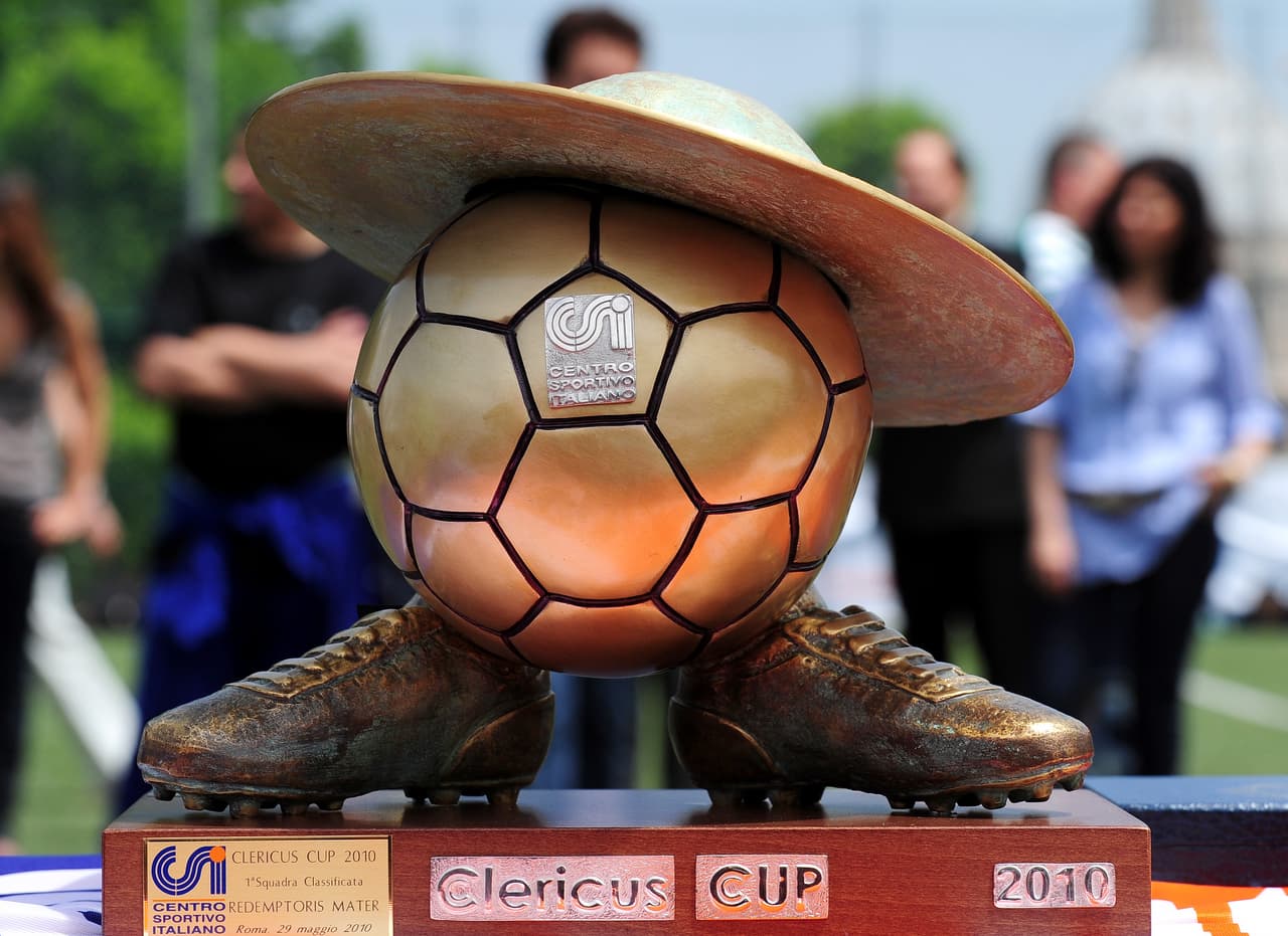 Pero el fútbol no solamente ha involucrado a las cabezas del Vaticano. Desde el año 2007 se celebra en el Vaticano la Clericus Cup, un torneo de fútbol que en su más reciente edición reunió a 16 equipos conformados por sacerdotes y seminaristas de más de 60 naciones que se encuentran estudiando en Roma.