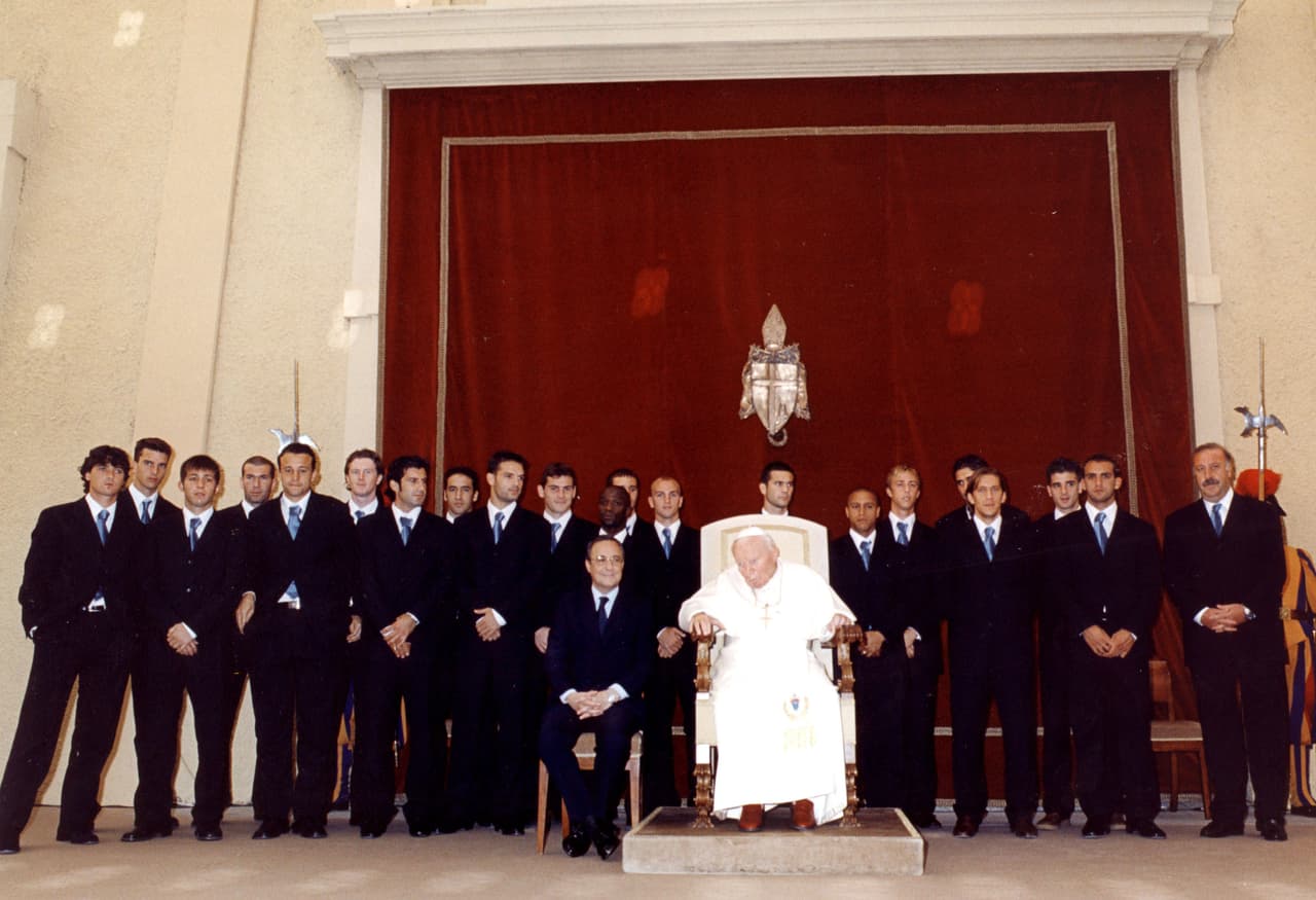 Pero en un hecho un tanto inusitado, el Schalke 04 de Alemania le otorgó un carnet de socio del club varios años antes de fallecer.