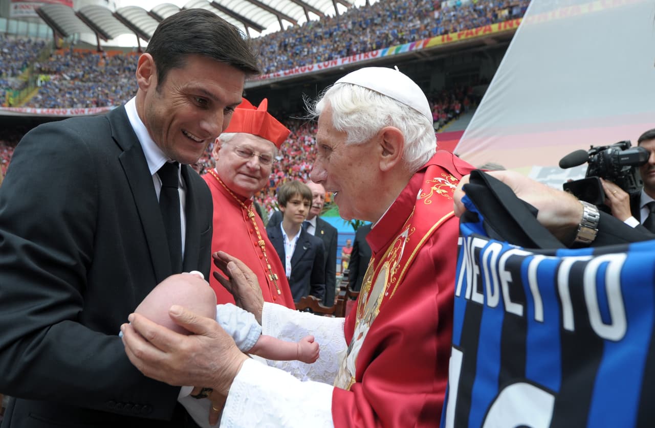Sabedor de su importancia, Ratzinger antes de ser Papa, le dedicó en un libro titulado Mitarbeiter der Warheit algunos renglones al fútbol. Y destaca su valor social de entrenamiento para una nueva forma de entender la vida.