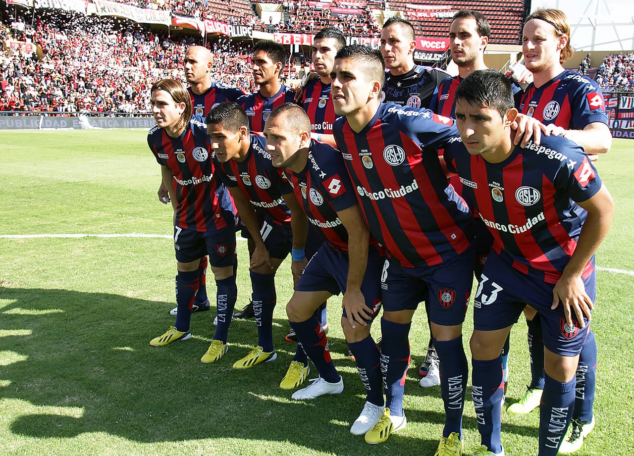Mucho antes de ser Papa, Jorge Mario Bergoglio fue hincha de San Lorenzo de Almagro. De nacionalidad argentina, el Papa cuenta con su carnet de socio número 88235 y siempre que puede demuestra su amor por los colores azulgranas.
