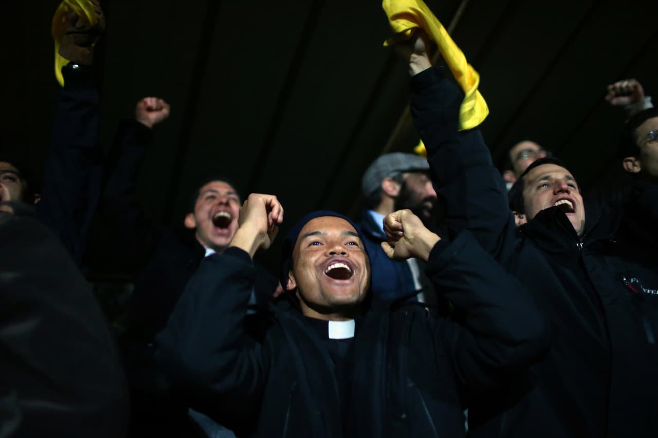 Y como cualquier Estado, el Vaticano también cuenta con una selección de fútbol y pese a que ha jugado amistosos desde el 2002 -cuando enfrentó al Mónaco y empató sin goles-, no es parte de la FIFA. El conjunto suele jugar en el Estadio Pio XII.